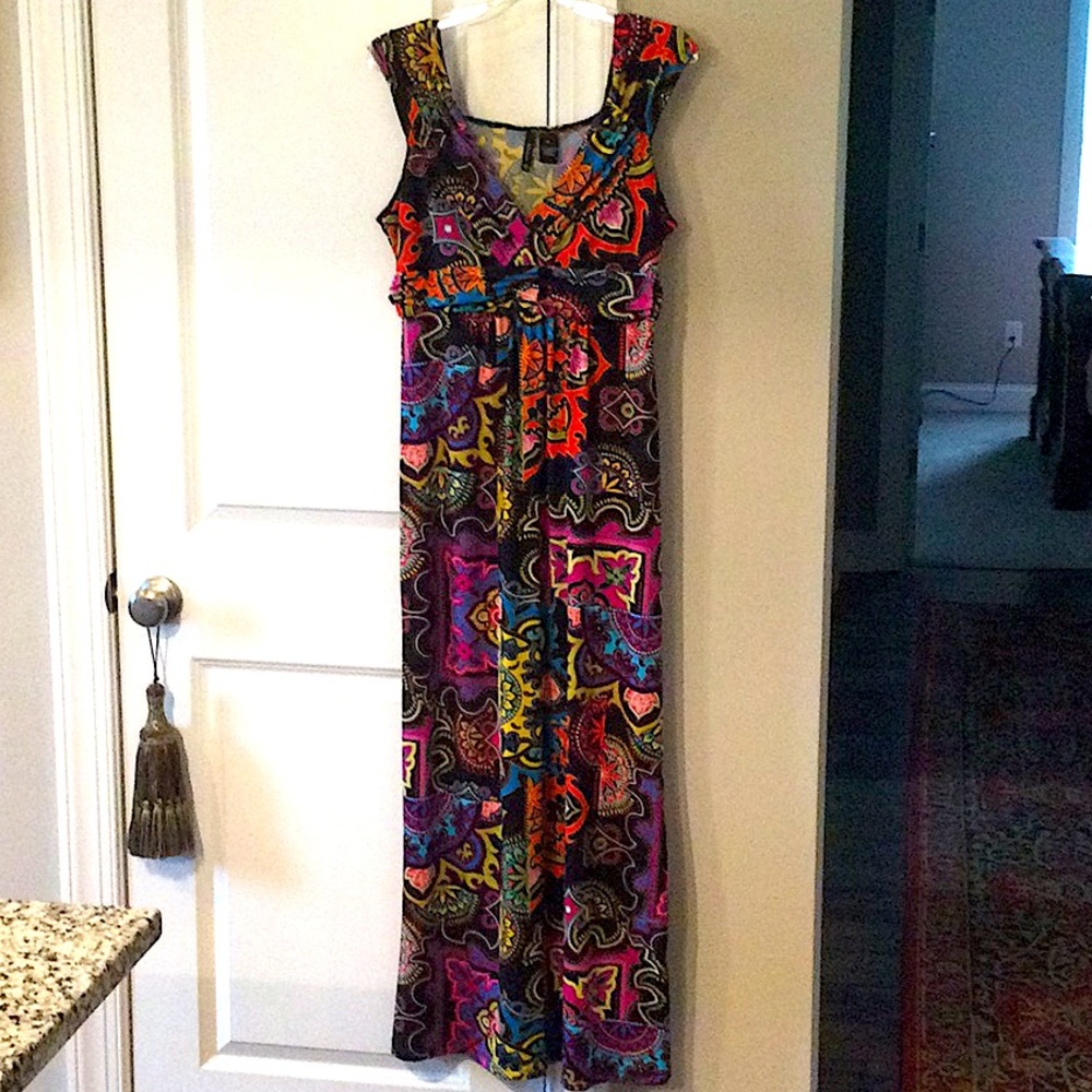 Beautiful Maxi Dress. Looks like colors used for Johnny Was. Size: Large Petite